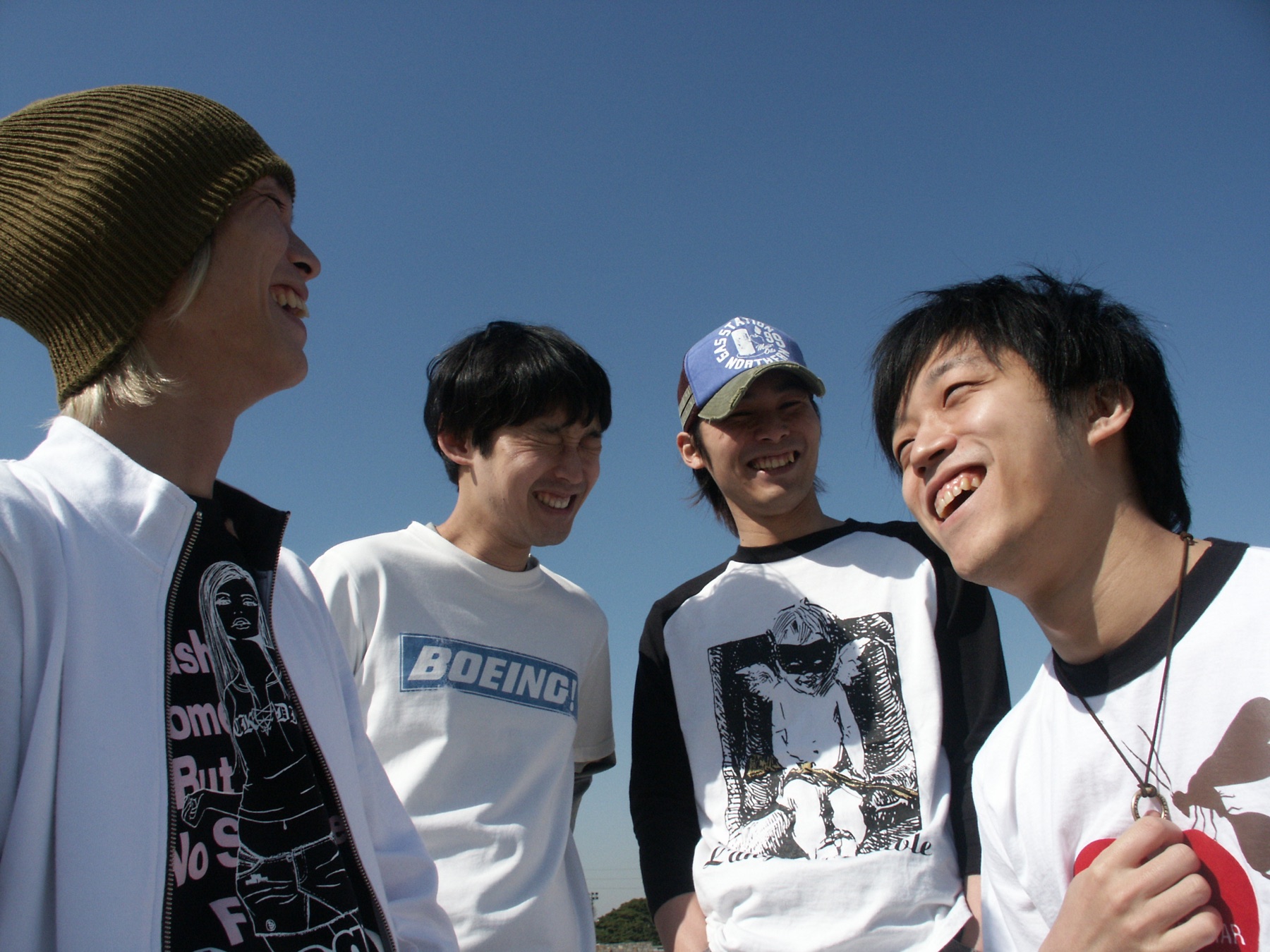 2006年のSHAMEメンバー4人が屋外で笑い合う写真